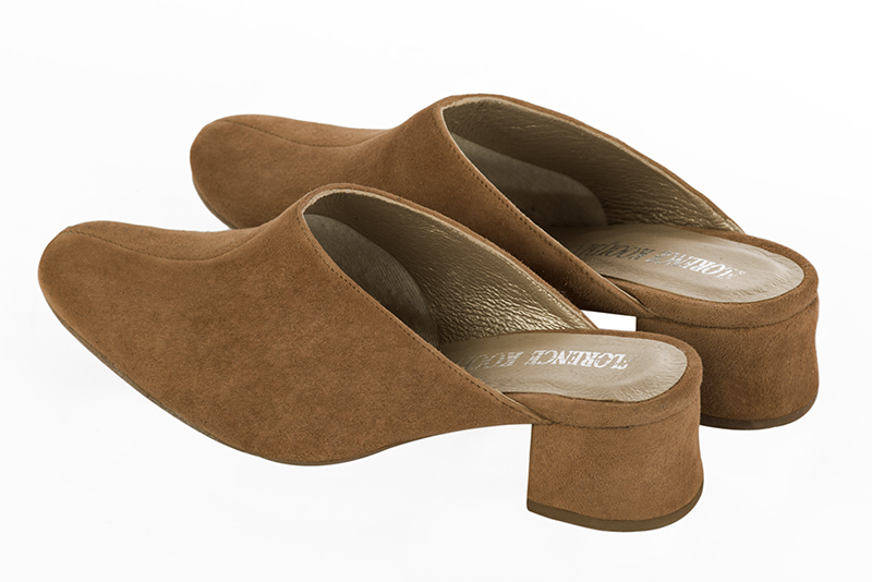 Caramel brown women's clog mules. Round toe. Low flare heels. Rear view - Florence KOOIJMAN